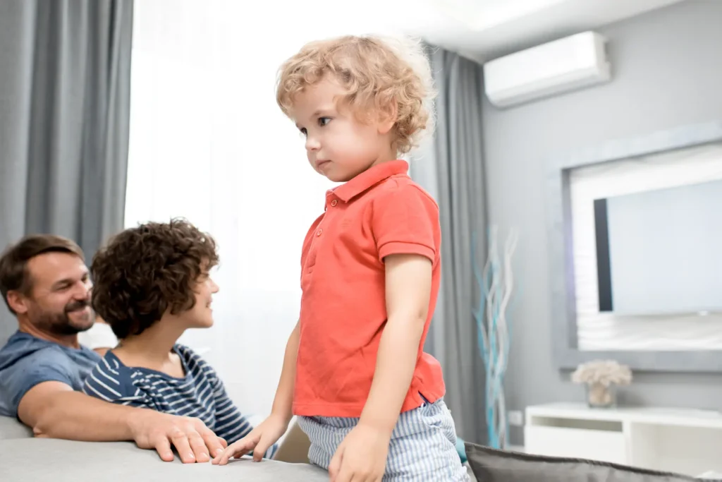 Enfant et ses parents profitant d'un air sain et frais dans leur salon climatisé par Pro Clim Var.
