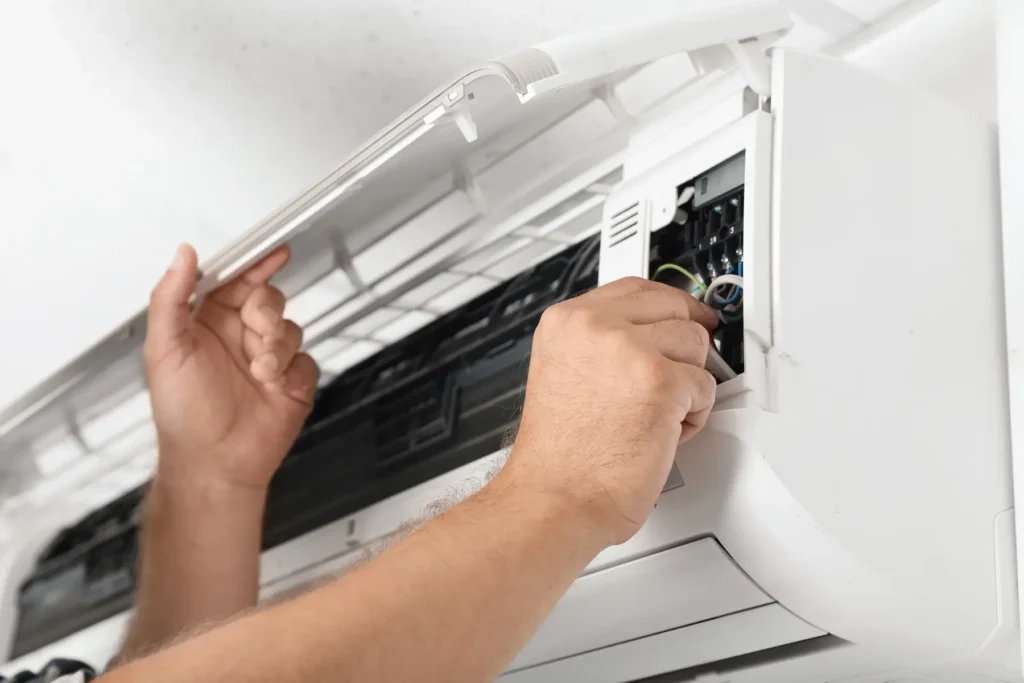 Maintenance technique du circuit électrique d'une climatisation murale par un expert Pro Clim Var dans le secteur de Hyères.